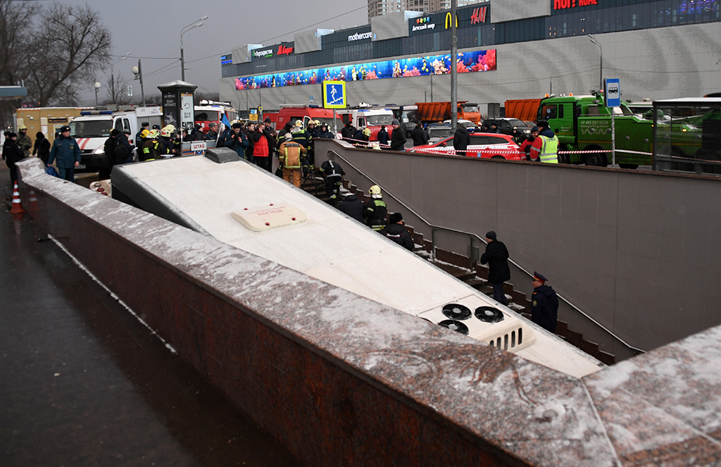 В Москве автобус въехал в подземный переход на станции метро Славянский бульвар