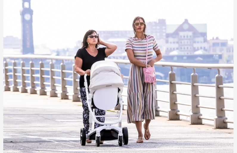 Ирина Шейк на прогулке с мамой и дочкой