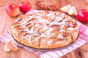 Яблочная шарлотка
